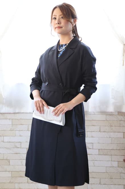 ネイビーのスリット入り撥水加工コート