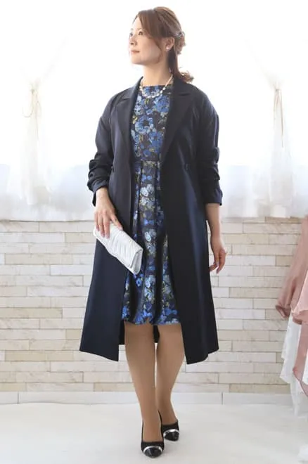 ネイビーのスリット入り撥水加工コート