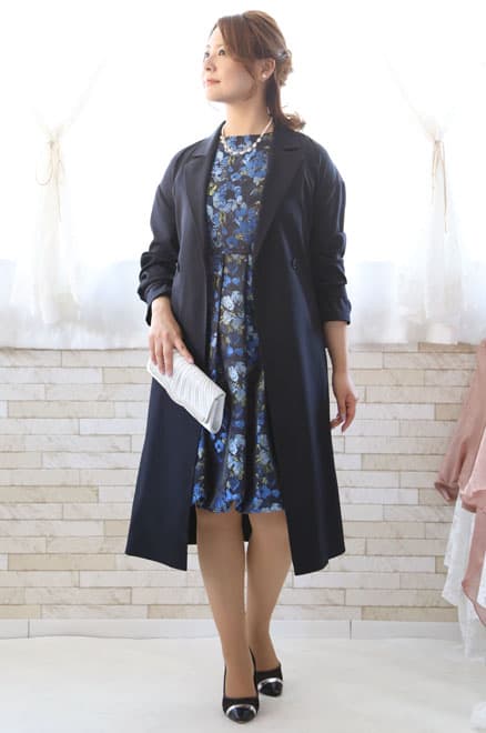 ネイビーのスリット入り撥水加工コート