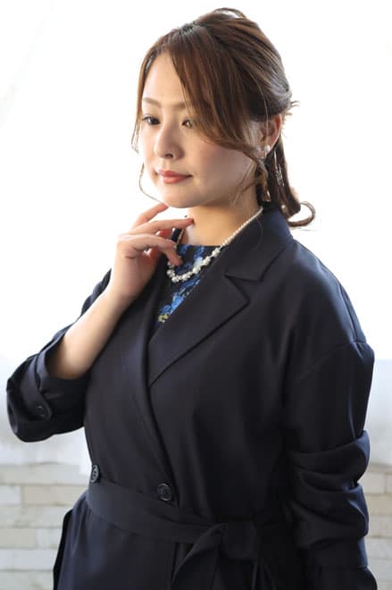 ネイビーのスリット入り撥水加工コート