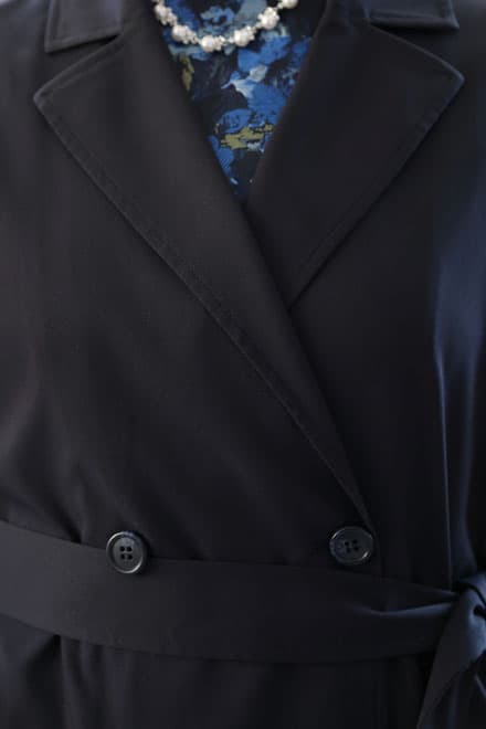 ネイビーのスリット入り撥水加工コート