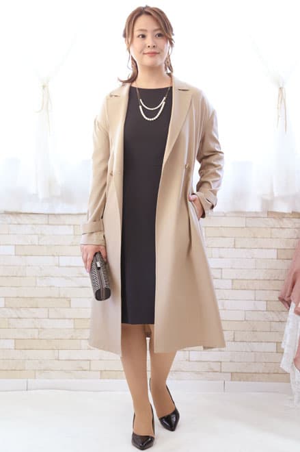 ベージュのスリット入り撥水加工コート