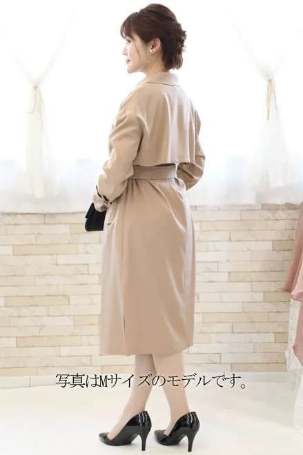 ベージュのスリット入り撥水加工コート