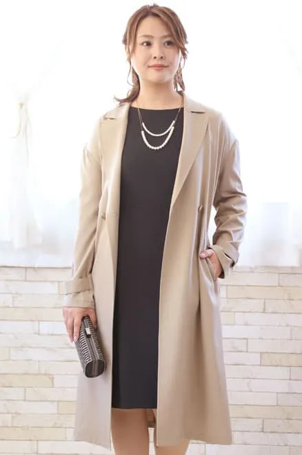 ベージュのスリット入り撥水加工コート