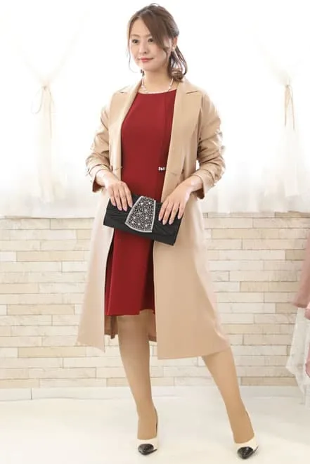 ベージュのスリット入り撥水加工コート