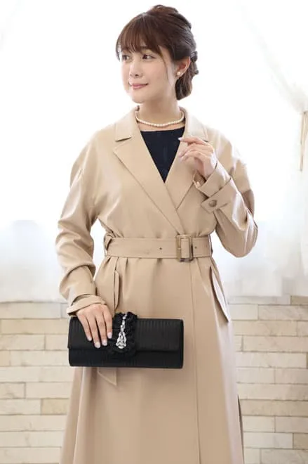 ベージュのスリット入り撥水加工コート