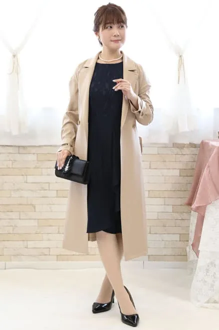 ベージュのスリット入り撥水加工コート