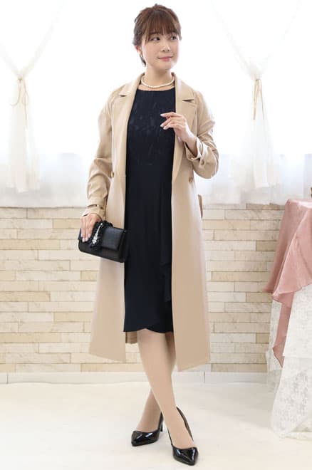 ベージュのスリット入り撥水加工コート