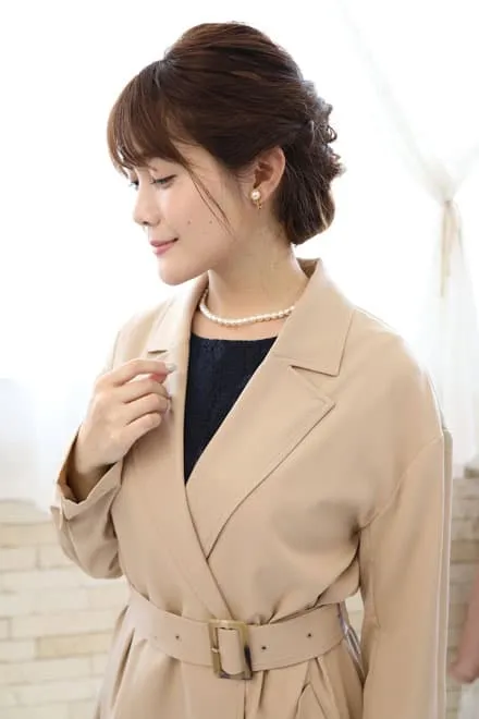 ベージュのスリット入り撥水加工コート