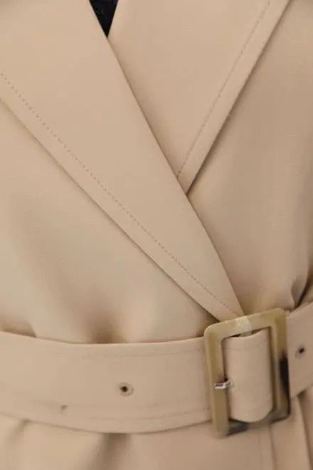 ベージュのスリット入り撥水加工コート