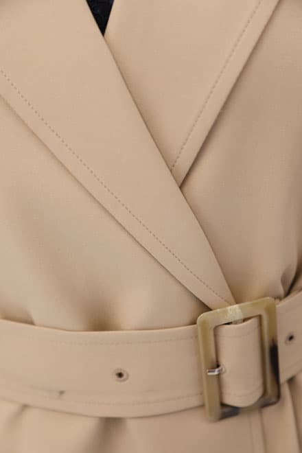 ベージュのスリット入り撥水加工コート