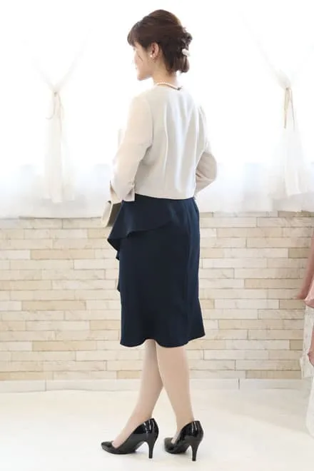 ネイビーのトップスレース×ペプラムドレスコーディネートセット