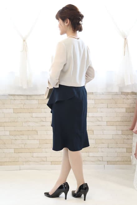 ネイビーのトップスレース×ペプラムドレスコーディネートセット