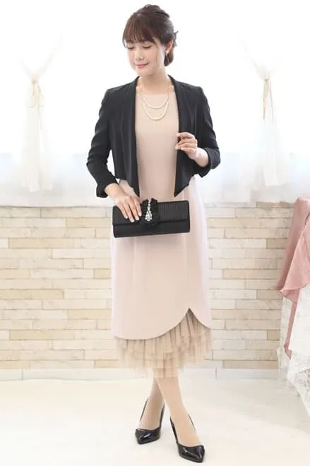 ライトベージュのフリル付きIラインドレスコーディネートセット