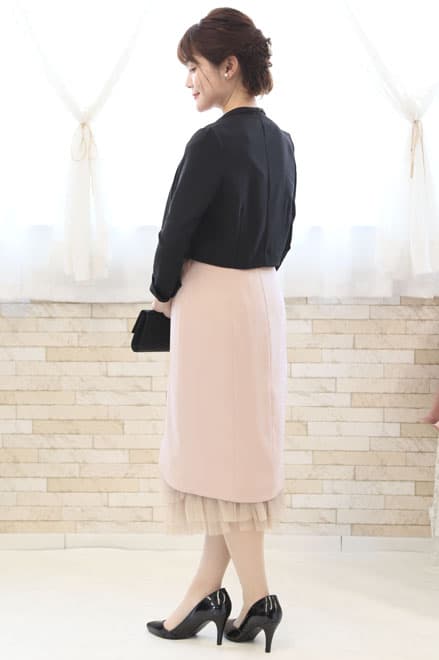 ライトベージュのフリル付きIラインドレスコーディネートセット