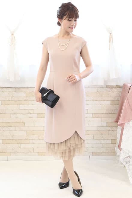 ライトベージュのフリル付きIラインドレスコーディネートセット