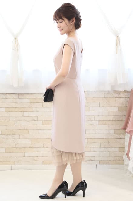 ライトベージュのフリル付きIラインドレスコーディネートセット