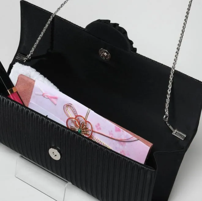 ライトベージュのフリル付きIラインドレスコーディネートセット