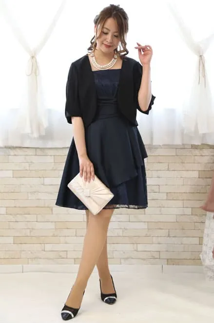 ブラックのバルーンスリーブボレロ