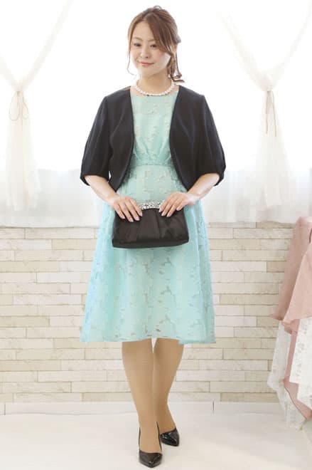 ブラックのバルーンスリーブボレロ