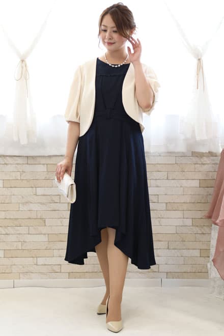 ベージュのバルーンスリーブボレロ