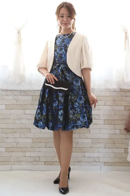 ベージュのバルーンスリーブボレロ