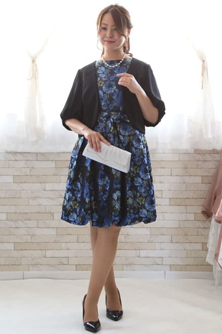 ブラックのバルーンスリーブボレロ