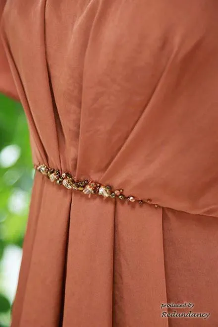 テラコッタオレンジのビジューベルト風ドレープドレス