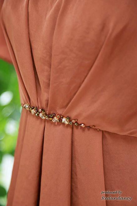 テラコッタオレンジのビジューベルト風ドレープドレス
