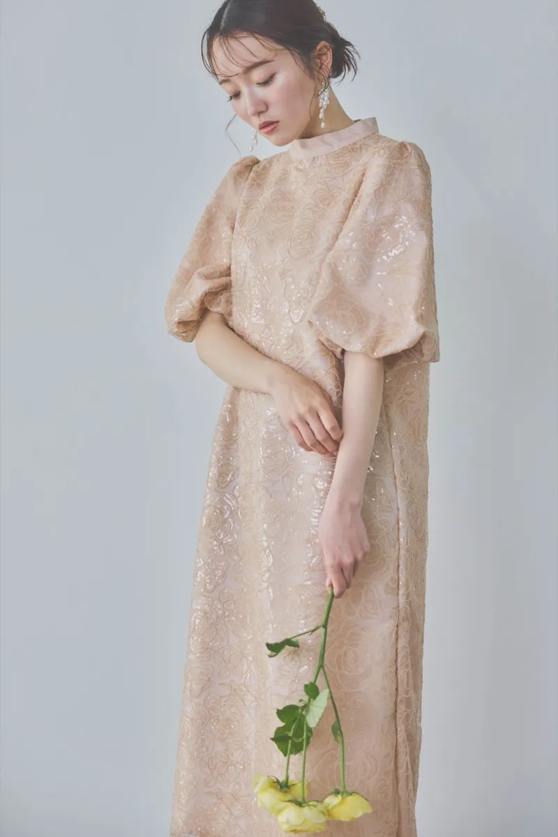 ベージュのボリュームスリーブスパンコールドレス