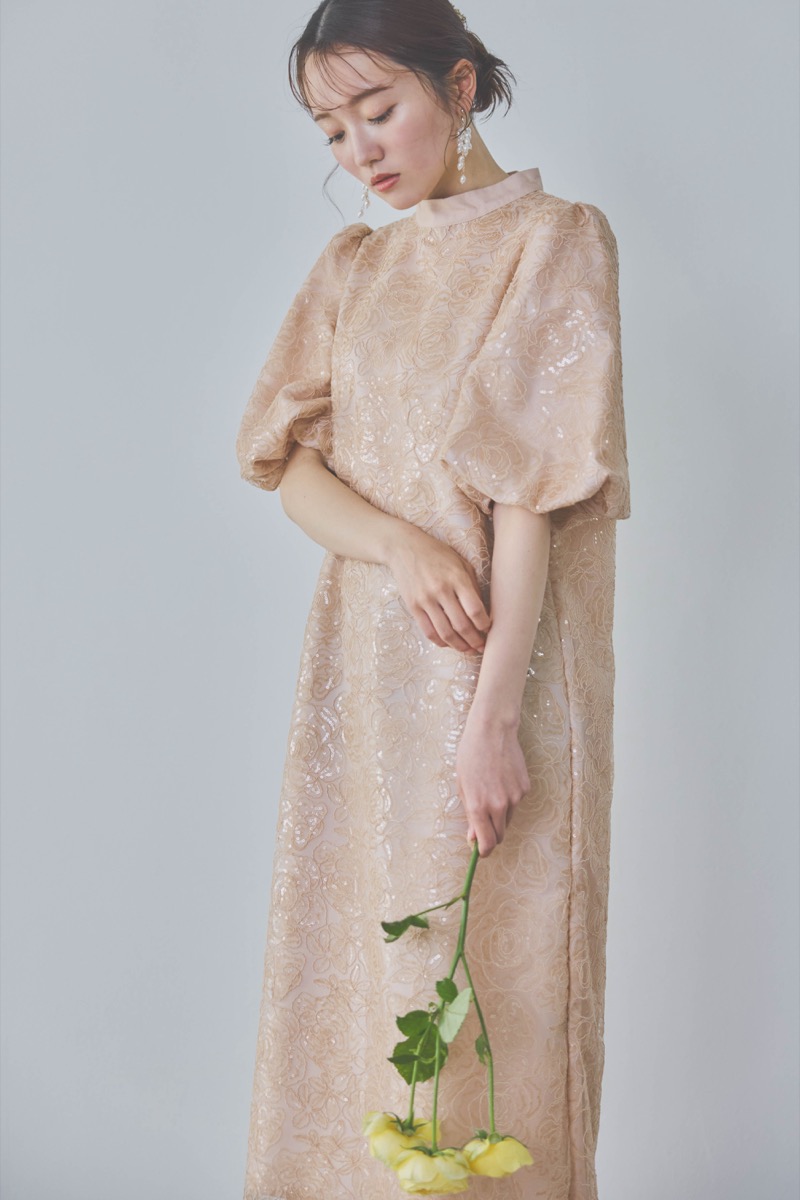 ベージュのボリュームスリーブスパンコールドレス