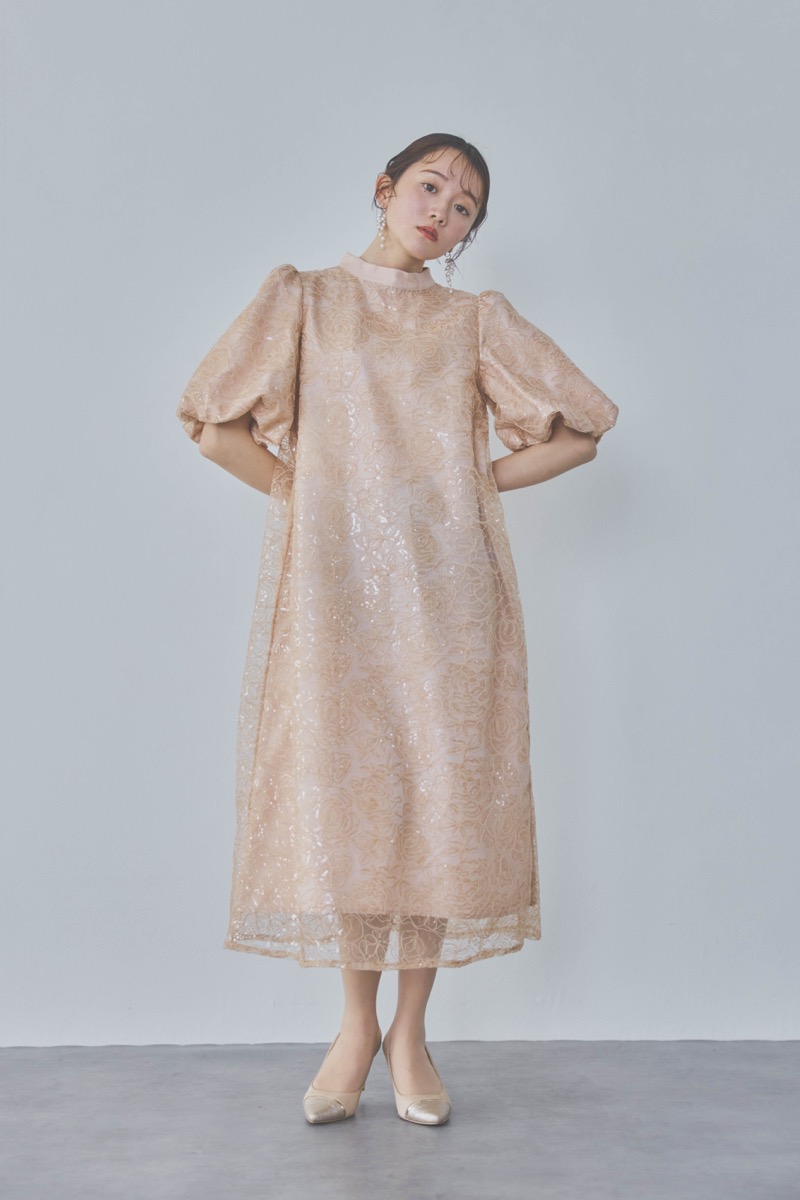 ベージュのボリュームスリーブスパンコールドレス