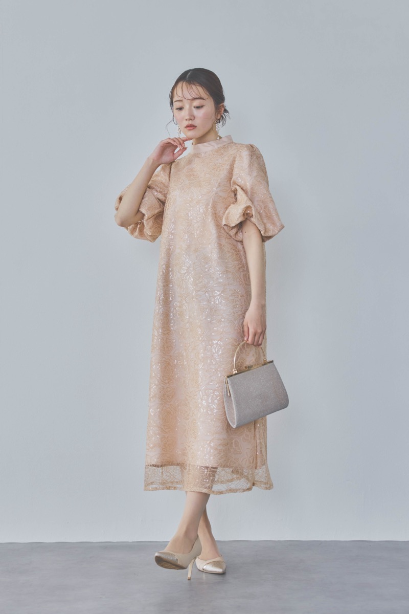 ベージュのボリュームスリーブスパンコールドレス