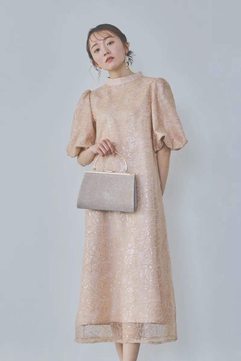 ベージュのボリュームスリーブスパンコールドレス