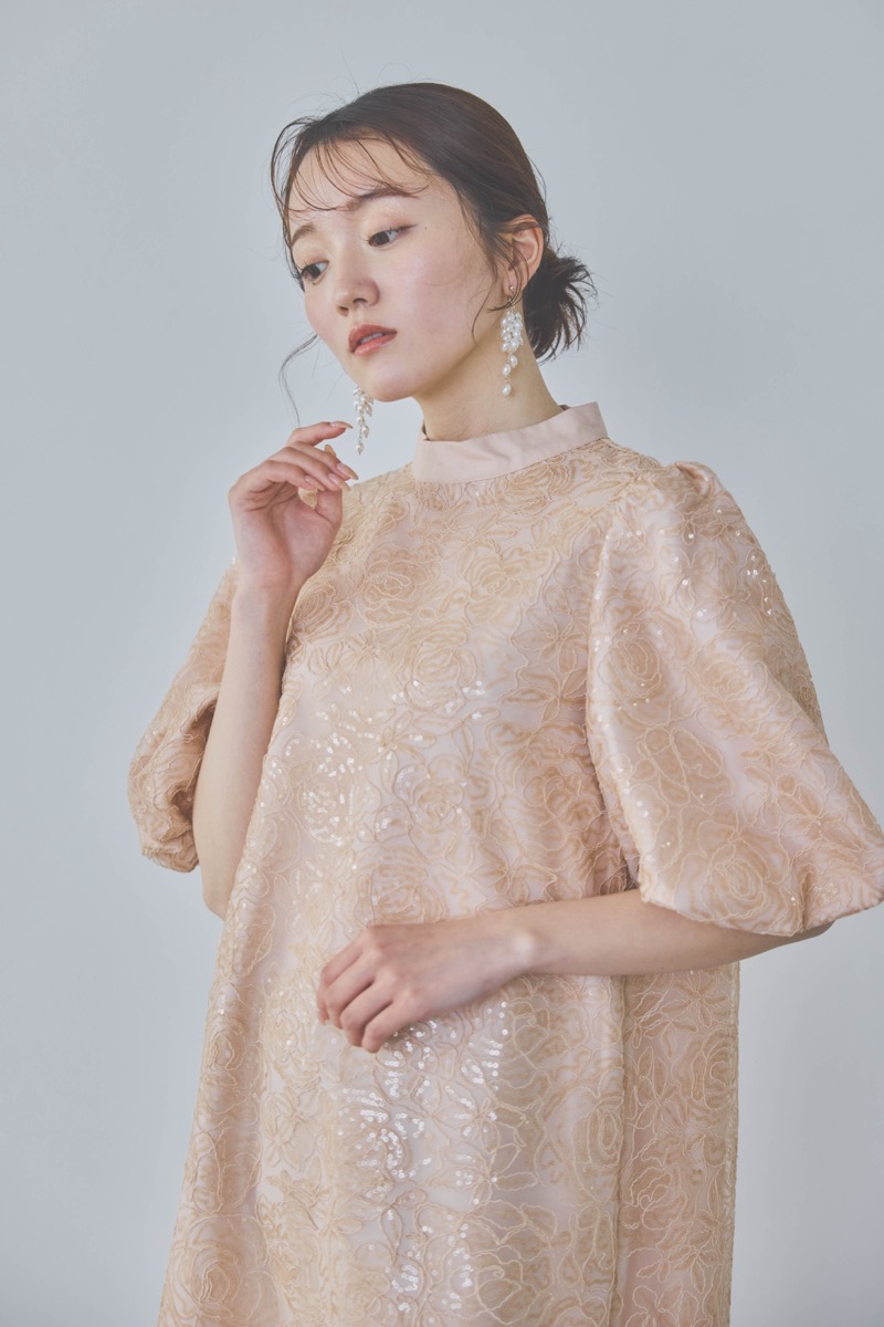 ベージュのボリュームスリーブスパンコールドレス