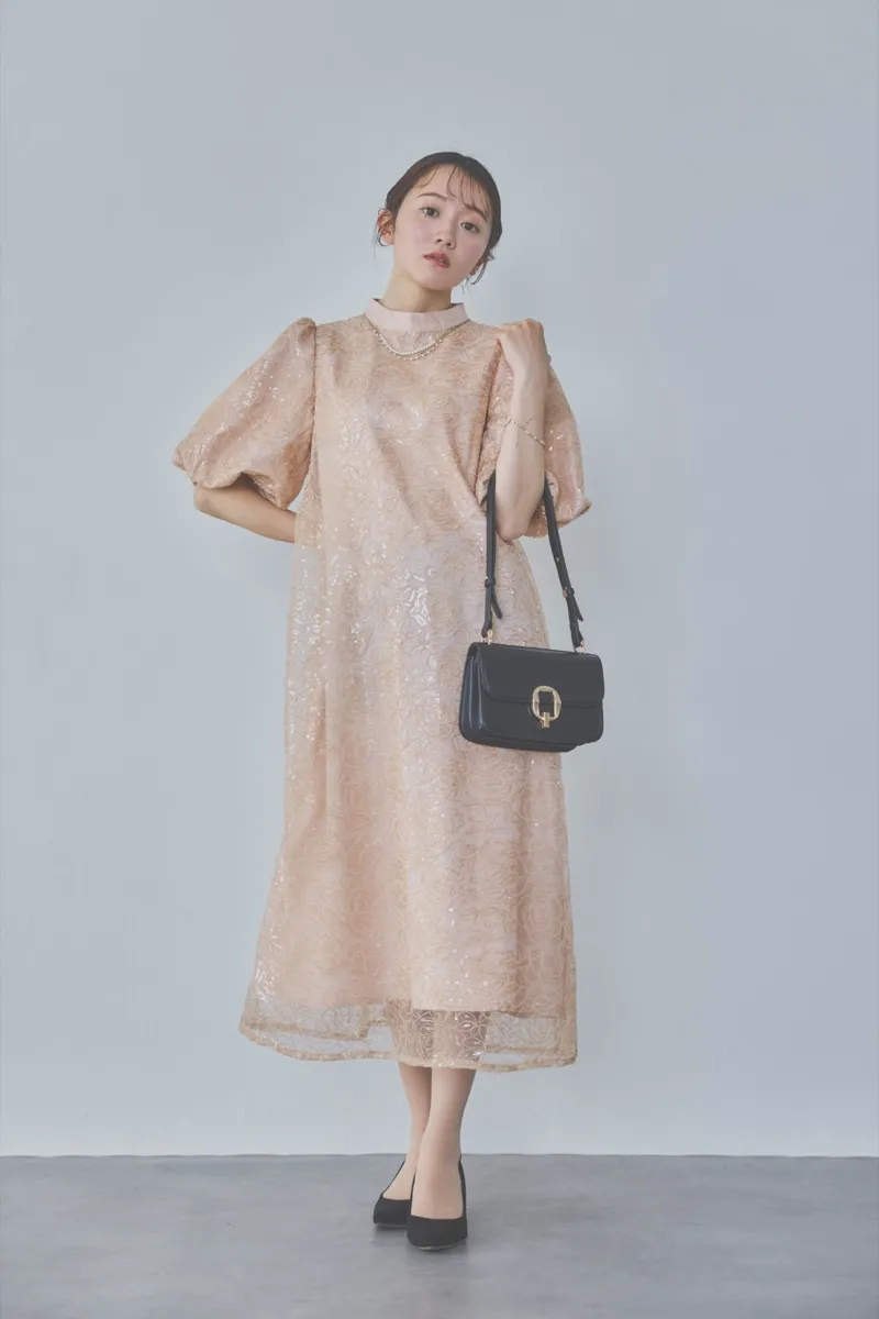 ベージュのボリュームスリーブスパンコールドレス