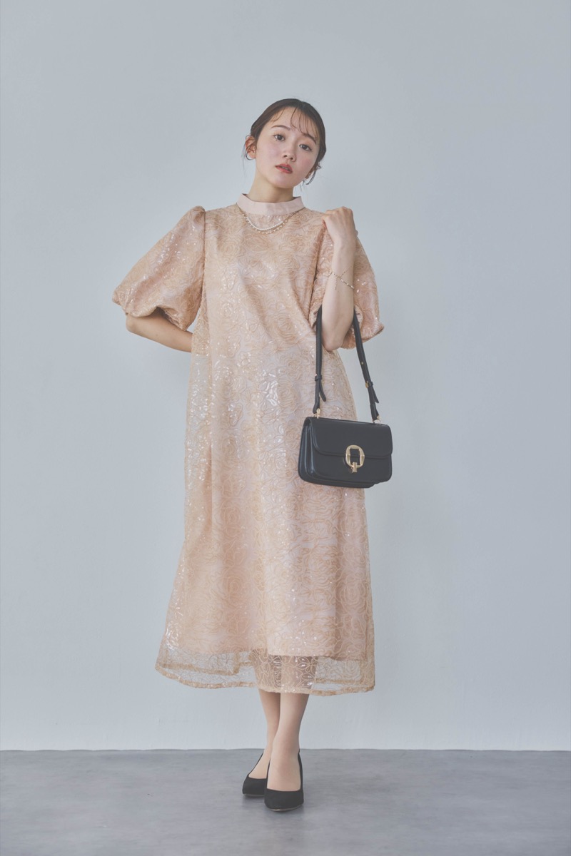 ベージュのボリュームスリーブスパンコールドレス