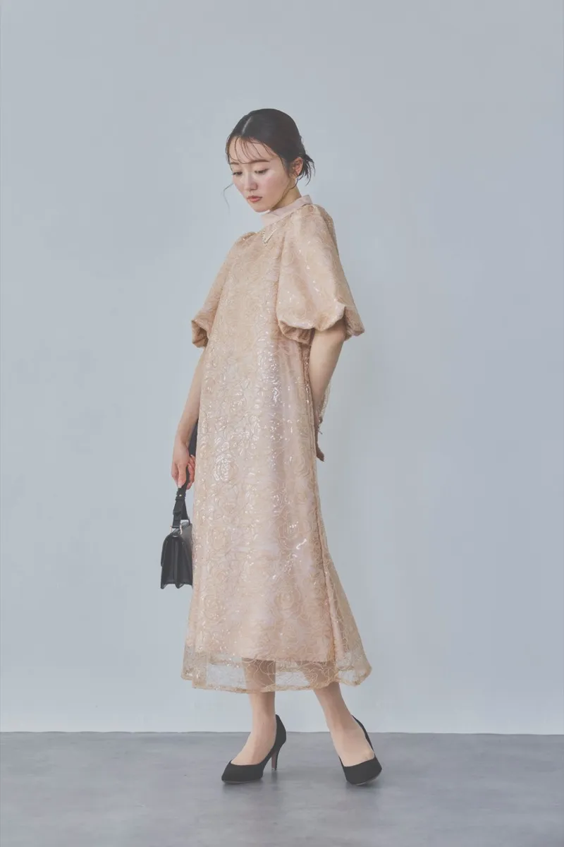 ベージュのボリュームスリーブスパンコールドレス