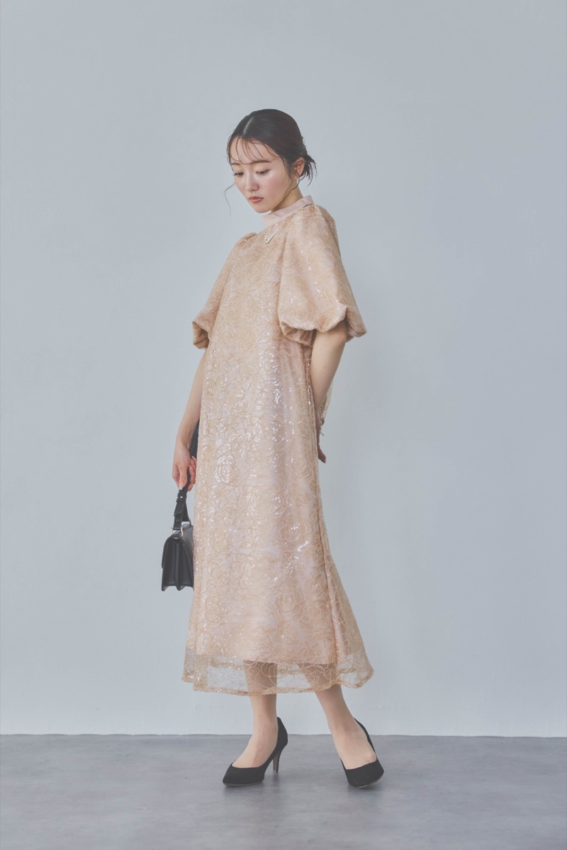 ベージュのボリュームスリーブスパンコールドレス