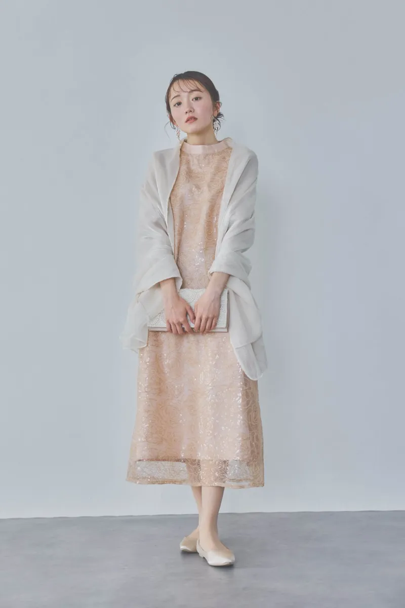 ベージュのボリュームスリーブスパンコールドレス