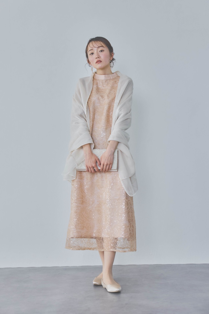 ベージュのボリュームスリーブスパンコールドレス