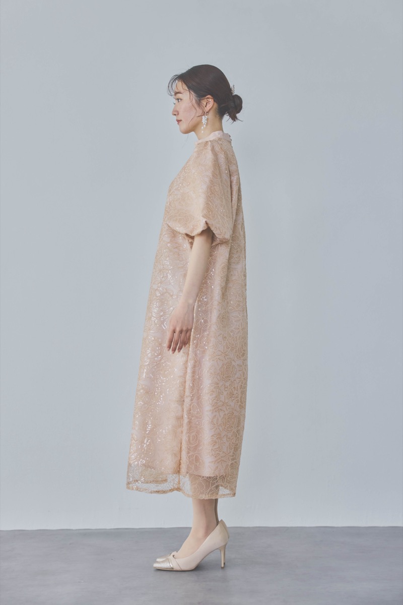 ベージュのボリュームスリーブスパンコールドレス