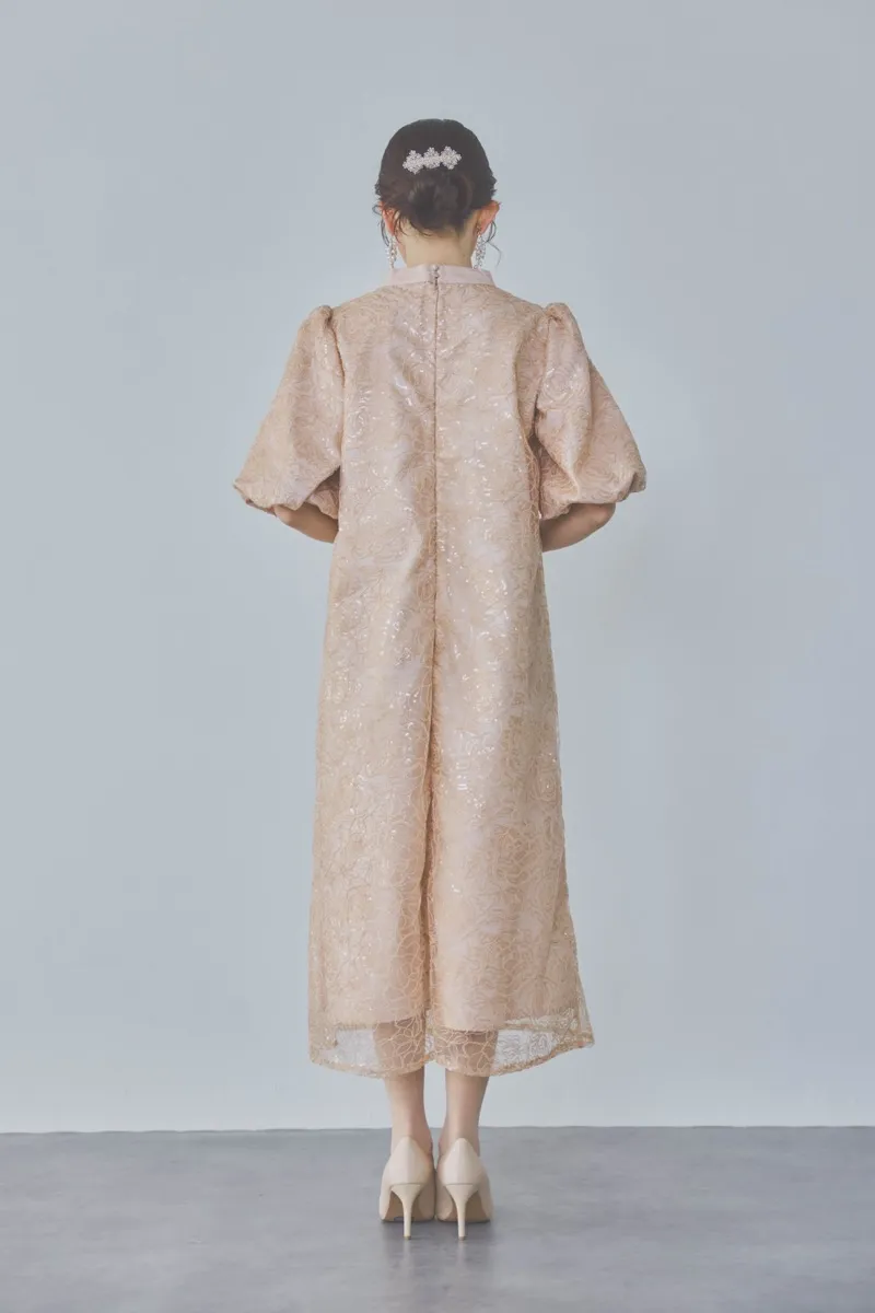 ベージュのボリュームスリーブスパンコールドレス