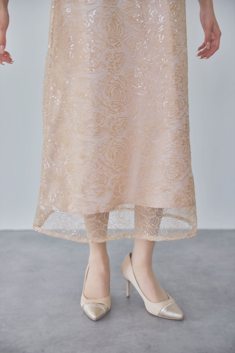 ベージュのボリュームスリーブスパンコールドレス