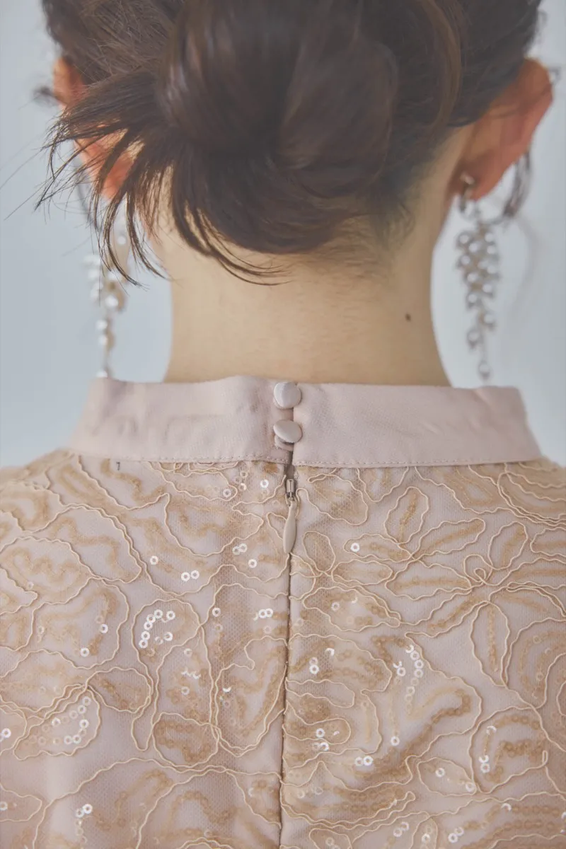 ベージュのボリュームスリーブスパンコールドレス