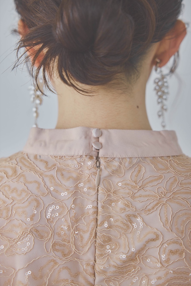 ベージュのボリュームスリーブスパンコールドレス