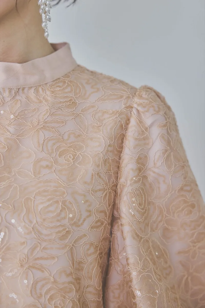 ベージュのボリュームスリーブスパンコールドレス