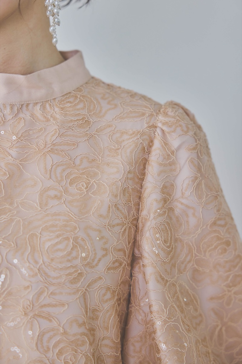 ベージュのボリュームスリーブスパンコールドレス