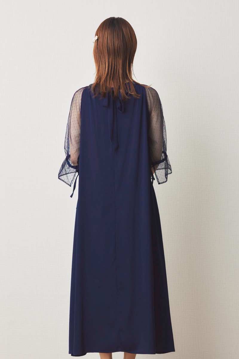 ネイビーのドットレースラグランスリーブドレス