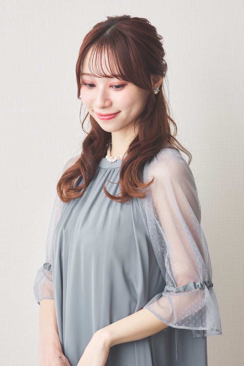 ブルーグレーのドットレースラグランスリーブドレス